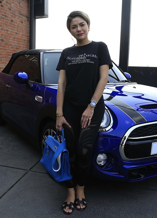 Artis Nikita Mirzani saat membeli mobil di sebuah showroam di kawasan arteri Pondok Indah, Jakarta, Rabu, (17/7). Foto: Ronny