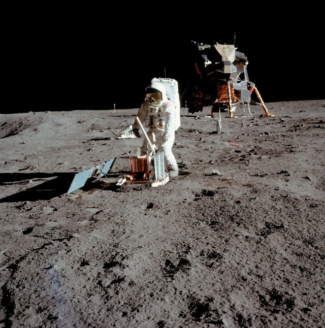 Kru Apollo 11 Buzz Aldrin, terlihat sedang melakukan eksperimen di permukaan bulan. Foto: AFP/NASA