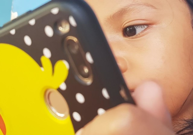 Seorang anak bermain di gadget. Foto: Daddy Cavalero 