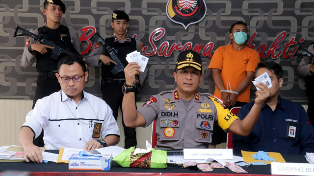 Polda Kalbar menggelar konferensi pers penipuan dengan modus pinjaman online. Foto: Dok. Polda Kalbar