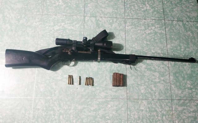 Senjata organik jenis Mauser beserta amunisinya yang diserahkan warga kepada Satgas Pamtas Yonif 328 DGH di Papua. (Foto dok Satgas Pamtas Yonif 328 DGH)