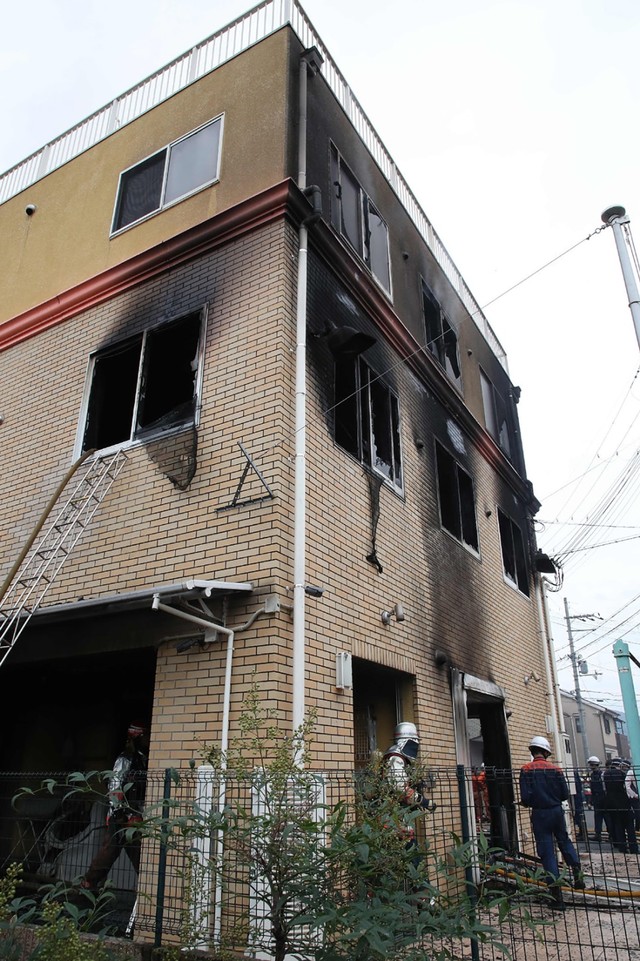 Studio animasi di Kyoto, Jepang dibakar orang tak dikenal, Kamis (18/7). Foto: AFP/JIJI Press