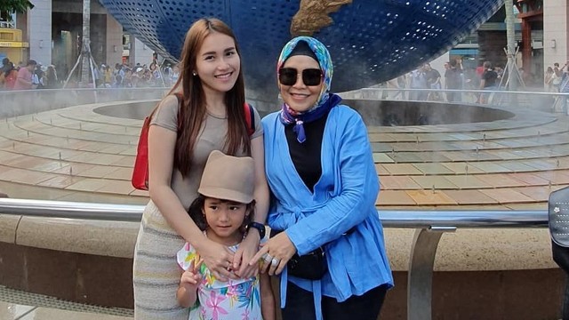Ayu Ting Ting bersama keluarga liburan ke Singapura. Foto: Instagram @ayutingting92