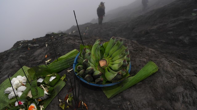 Sesajen masyarakat suku Tengger diletakkan di bibir kawah Gunung Bromo pada Upacara Yadnya Kasada, Probolinggo, Jawa Timur. Foto: ANTARA FOTO/Zabur Karuru
