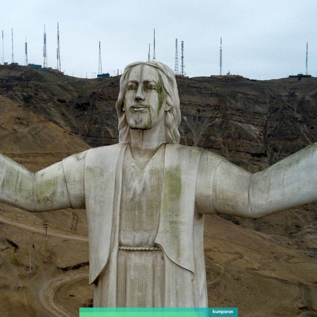 Patung Yesus Kristus di Peru. Foto: AFP/CRIS BOURONCLE