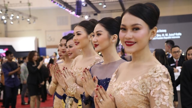 Aksi usher di acara Gaikindo Indonesia International Auto Show (GIIAS). Foto: Aditia Noviansyah/kumparan
