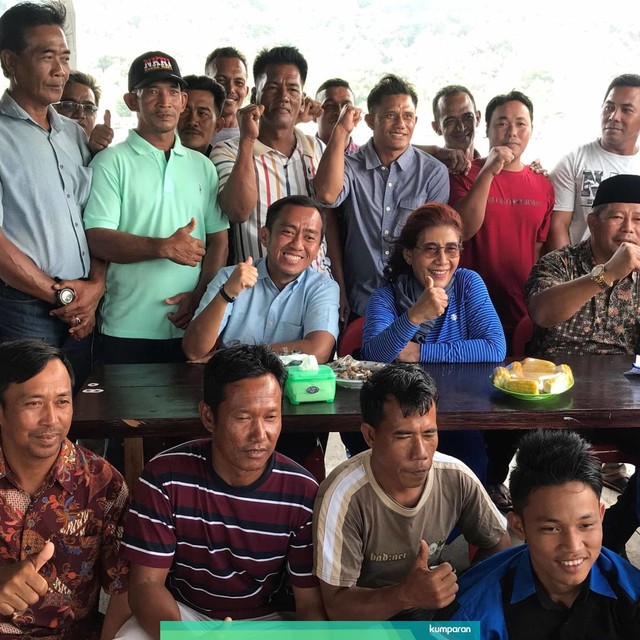 Menteri Kelautan dan Perikanan Susi Pudjiastuti bersama sejumlah nelayan Pulau Jemaja di Kepulauan Anambas. Foto: Wiji Nurhayat/kumparan