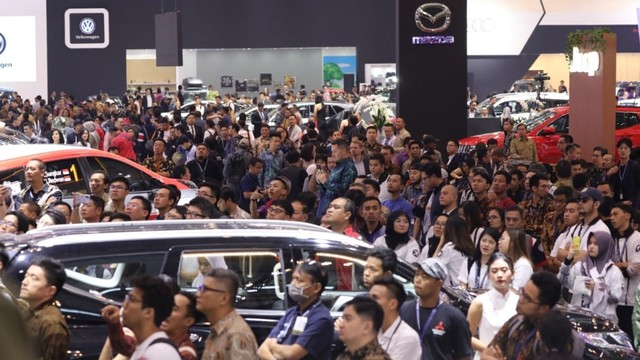 Suasana di hari pertama pembukaan Gaikindo Indonesia International Auto Show (GIIAS). Foto: Aditia Noviansyah/kumparan