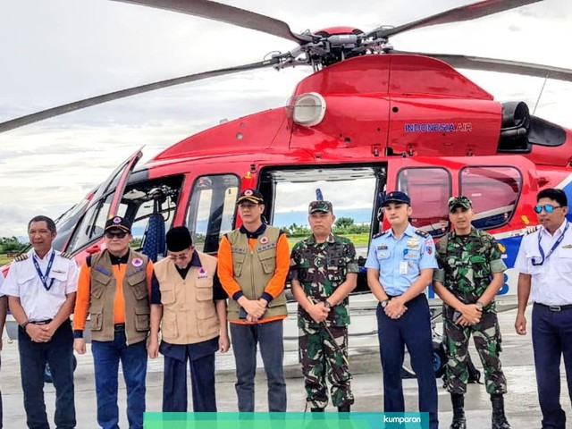Kepala BNPB Doni Monardo (kelima kiri) saat meninjau pengungsi korban gempa di Halmahera Selatan. Foto: Dok. BNPB