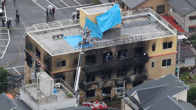 Studio animasi di Kyoto, Jepang dibakar orang tak dikenal, Kamis (18/7). Foto: AFP?JIJI Press