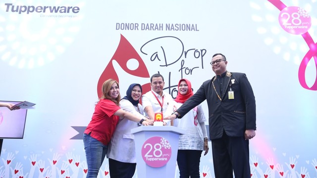 Pembukaan event Tupperware Donor Darah 2019 (kiri ke kanan: Valencia Mieke Randa (CEO – Komunitas Blood For Life), dr. Ria Syafitri Evi Gantini, M.Biomed (Kepala Unit Transfusi Darah Pusat PMI), Chairuddin Rudy Hatibie (Ketua Bidang Event dan Promosi), Awan Rahargo (Senior Manager Museum Rekor MURI Dunia Indonesia), Nurlaila Hidayaty (Direktur Marketing Tupperware Indonesia) Foto: Tupperware Indonesia