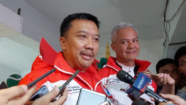 Menteri Pemuda dan Olahraga Imam Nahrawi (kiri) dan Gubernur Jawa Tengah Ganjar Pranowo (kanan) menghadiri Opening Ceremony Asean School Games 2019 di Holy Stadium, Semarang. Foto: Afiati Tsalitsati/kumparan