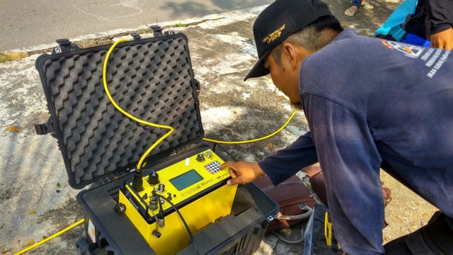Peneliti Loka Riset Sumber Daya dan Kerentanan Pesisir, Badan Riset dan Sumber Daya Manusia Kelautan dan Perikanan, Kementerian Kelautan dan Perikanan, melakukan pengukuran potensi likuifaksi disepanjang pesisir pantai Kota Padang. (Foto: M. Hendra)