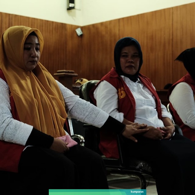 Emak-emak yang didakwa melakukan kampanye hitam ke Jokowi di Karawang dituntut 8 bulan penjara. Foto: kumparan