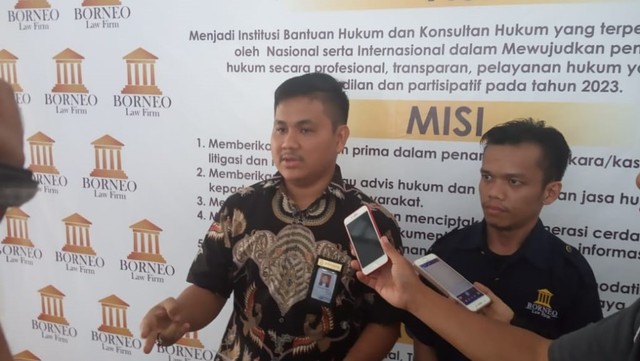 Direktur Borneo Law Firm, Muhammad Fazri ketika melayangkan somasi kedua ke PT SAM di kantornya, Kamis 18 Juli 2019. Foto: istimewa