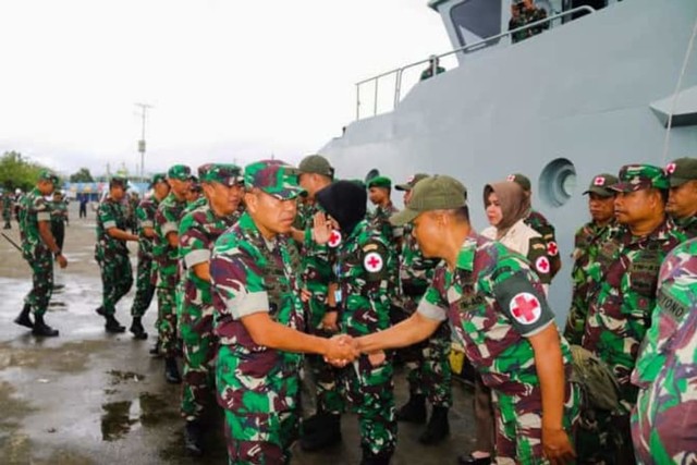 Kasdam XVI/Pattimura, Brigjen TNI Asep Setia Gunawan saat melepas Satgas Bantuan Bencana Alam dari Pelabuhan Tulehu menuju lokasi bencana di Halmahera, Maluku Utara, Kamis (18/7). (Foto: Istimewa)