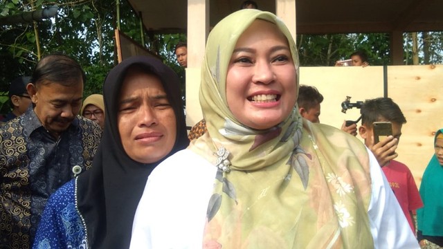 Bupati Pandeglang Irna Narulita (kanan) mengunjungi kediaman guru honorer Nining Suryati. Foto: kumparan