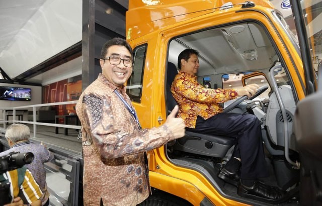 Direktur Sales & Marketing KTB Duljatmono bersama Menteri Perindustrian Airlangga Hartarto yang mencoba varian terbaru Fighter di GIIAS 2019. (dok. Krama Yudha Tiga Berlian Motors)