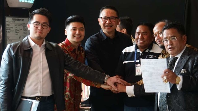 Konferensi pers mediasi Serikat Karyawan Garuda Indonesia dan Rius Vernandes di Lotte Shopping Avenue, Jakarta. Foto: Jamal Ramadhan/kumparan