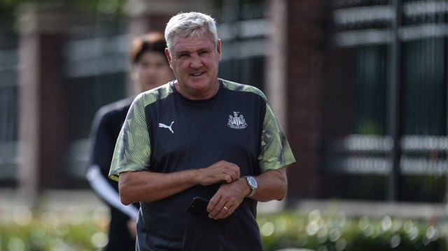 Steve Bruce pimpin sesi latihan Newcastle di China. Foto: Dok. Newcastle United F.C.