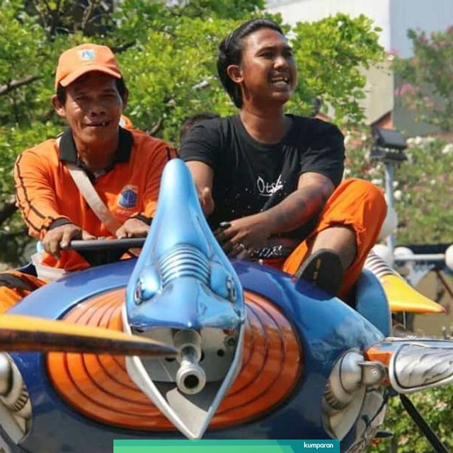 Keceriaan petugas Penanganan Prasarana Sarana Umum (PPSU) atau Pasukan Oranye saat menaiki wahana di Dufan. Foto: Instagram/ @dkijakarta