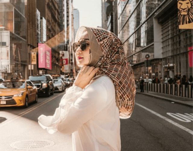 Tiru 3 Tutorial Hijab Segi Empat Sederhana ala Artis Indonesia