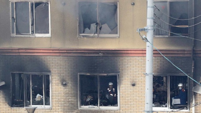 Sejumlah petugas pemadam kebakaran menyelidiki di dalam gedung Animasi Kyoto yang dibakar di Kyoto, Jepang. Foto: AFP/ JAPAN POOL VIA JIJI PRESS