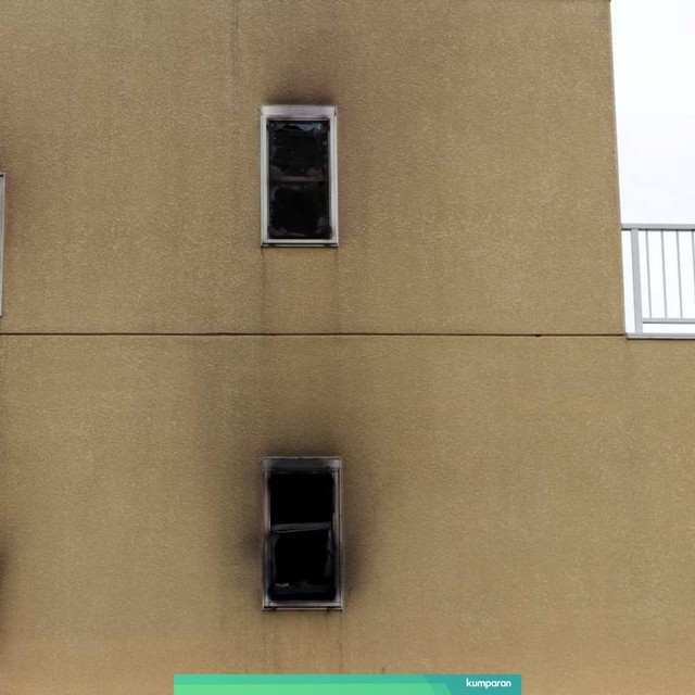Seorang petugas pemadam kebakaran terlihat di dekat atap gedung Animasi Kyoto yang dibakar di Kyoto, Jepang. Foto: REUTERS / Kim Kyung-Hoon