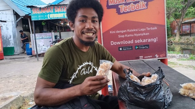 Jefry, mahasiswa asal Manokwari yang kuliah di Universitas Lambung Mangkurat (ULM) Banjarmasin ketika ditemui di kampus ULM, Jumat 19 Juli 2019. Foto: Zahidi/banjarhits.id