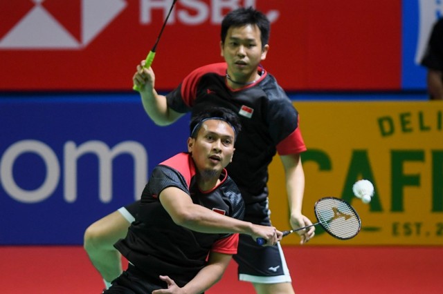 Ganda putra Indonesia Mohammad Ahsan (bawah) dan Hendra Setiawan (atas) mengembalikan kok ke ganda putra Jepang Hiroyuki Endo dan Yuta Watanabe pada babak perempat final Blibli Indonesia Open 2019 di Istora Senayan, Jakarta, Jumat (19/7). Foto: ANTARA FOTO/Hafidz Mubarak A