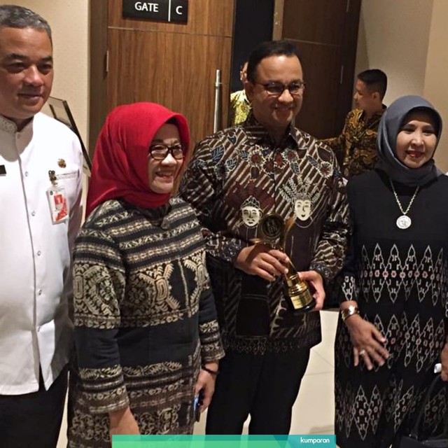 Gubernur DKI Jakarta, Anies Baswedan (tengah) saat Penganugrahan Provinsi Peduli Anak oleh KPAI di MNC Tower, Jakarta Pusat, Jumat (19/7). Foto: Ferry Fadhlurrahman/kumparan