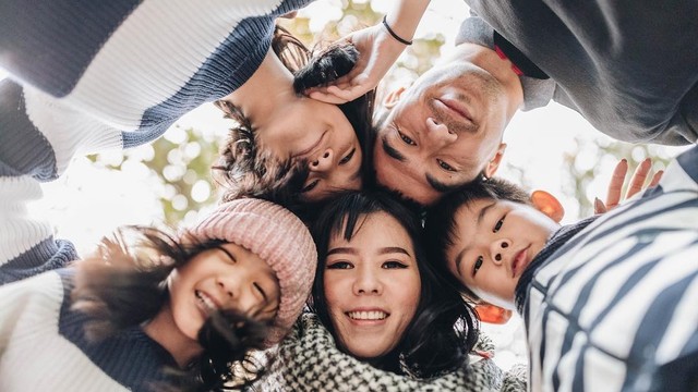 Joe Taslim bersama keluarga Foto: Instagram/@julietaslim