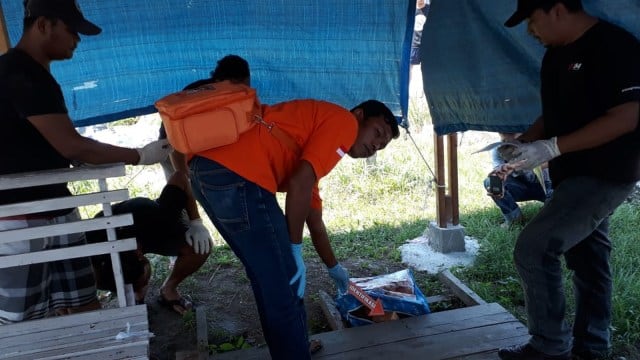 Satuan Reserse Narkoba Polres Bengkalis saat melakukan identifikasi penemuan sabu-sabu 18,8 kg dibungkus plastik di pinggir jalan Desa Kelapapati Darat, Bengkalis, Riau, Sabtu pagi, 13 Juli 2019 