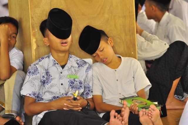 Santri mengantuk.