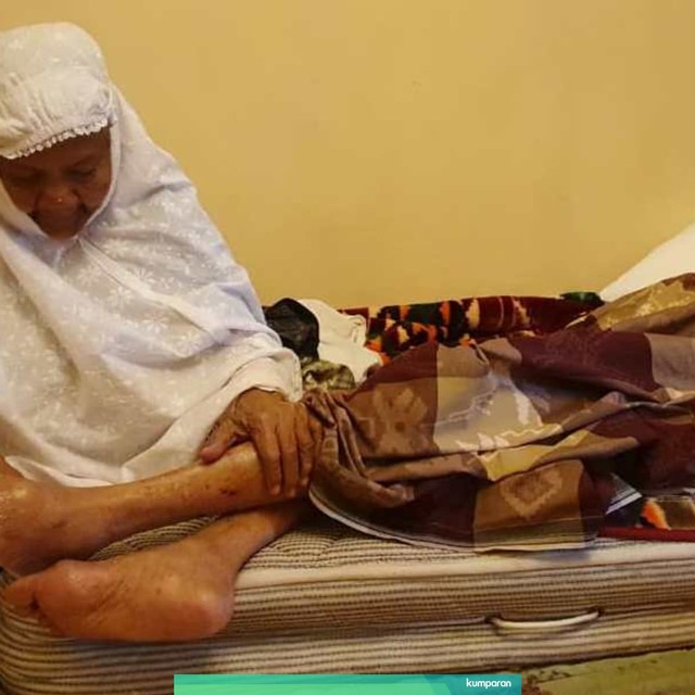 Mak Cum (kiri) saat menemani kakek Mahmud di kamar hotel di Madinah, Arab Saudi. Foto: Denny Armandhanu/kumparan