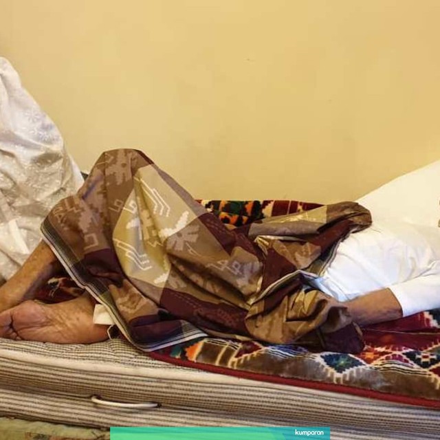Mak Cum (kiri) saat menemani kakek Mahmud di kamar hotel di Madinah, Arab Saudi. Foto: Denny Armandhanu/kumparan