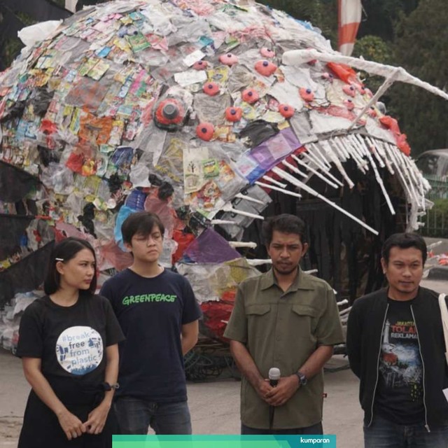 Aksi tolak plastik sekali pakai di pelabuhan Sunda kelapa, Jakarta,  Sabtu (20/7). Foto: Irfan Adi Saputra/kumparan
