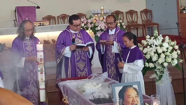 Prosesi pelepasan Jenazah Arswendo Atmowiloto di Gereja Matius Bintaro. Foto: Caroline Pramantie/kumparan