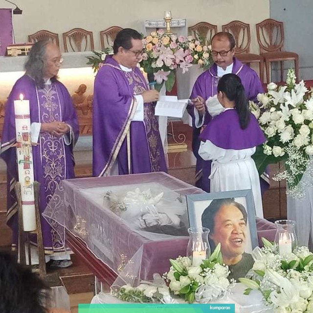 Prosesi pelepasan Jenazah Arswendo Atmowiloto di Gereja Matius Bintaro. Foto: Caroline Pramantie/kumparan