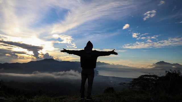Di Bukit Pantan Terong, Aceh Tengah, laksana berada di atas awan. Foto: Suparta/acehkini