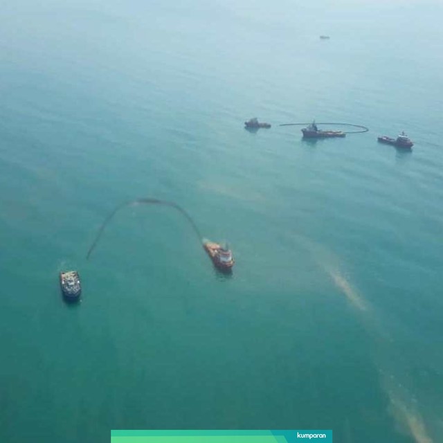 Penanggulangan gelembung gas di di sekitar anjungan Lepas Pantai YYA-1. Foto: Dok. Pertamina