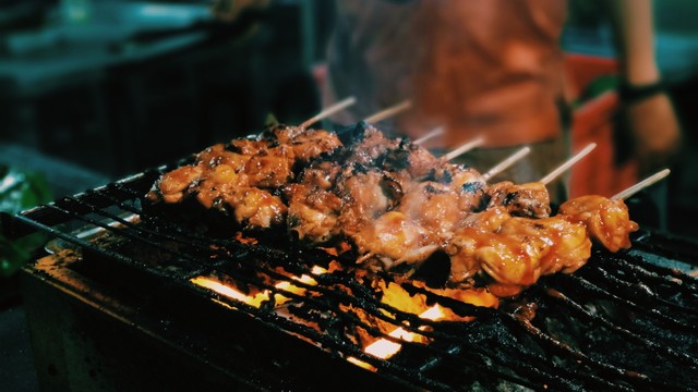 Sate tulang ayam di Pasar Semawis. (Foto: Indah Salimin)