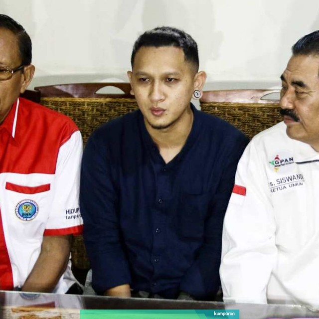 Anak dari pelawak Nunung Srimulat, Bagus Permadi (tengah) didampingi Ketua Gerakan Peduli Anti Narkoba (GPAN), Brigjen Pol Siswandi (kanan) dan pelawak Tarzan (kiri) memberikan keterangan pers terkait kasus narkoba pelawak Nunung di Jakarta. Foto: ANTARA FOTO/Rivan Awal Lingga