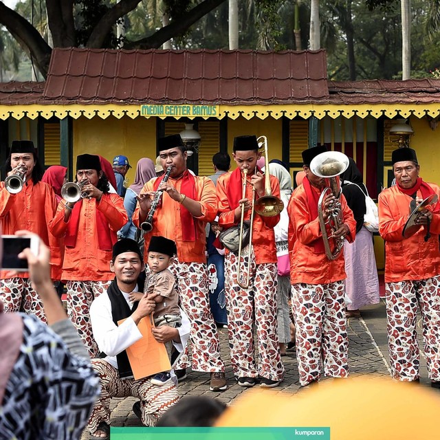 Kelompok musik mementaskan Tanjidor saat Lebaran Betawi 2019 di lapangan silang Monumen Nasional (Monas), Jakarta, Sabtu (20/7). Foto: ANTARA FOTO/M Risyal Hidayat