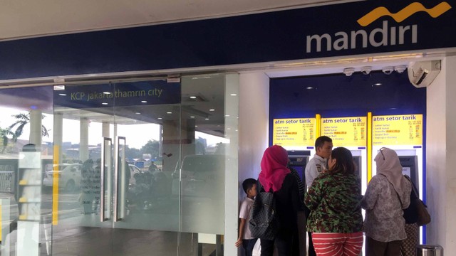 Suasana di ATM Bank Mandiri di Thamrin City, Jakarta. Foto: Selfy Sandra Momongan/kumparan