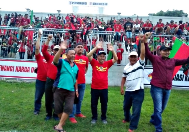 dr.Taufik Hidayat memberi suport Untuk Team Persewangi Banyuwangi @Photo Kang Anton