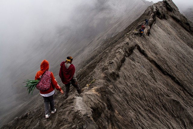 Suasana Gunung Bromo pada acara Yadya Kasada, kamis (19/7) atau sehari sebelum erupsi.