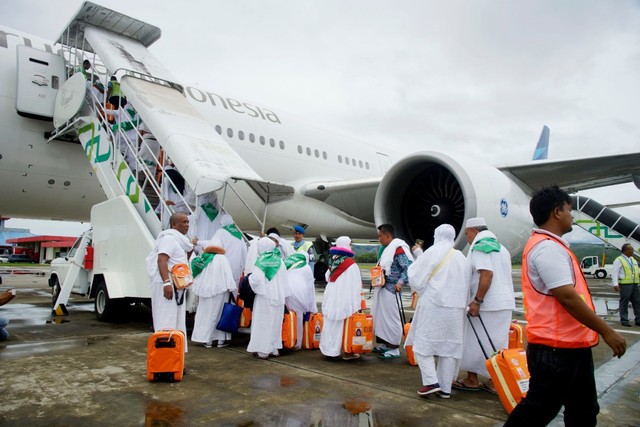 Pemberangkatan 393 jemaah calon haji kloter pertama embarkasi Aceh melalui Bandara Internasional Sultan Iskandar Muda, Blang Bintang, Sabtu (20/7). Foto: Khairul Umami MCH Aceh