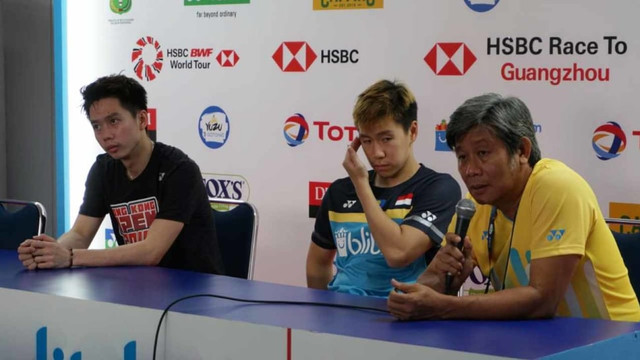 Pelatih Herry Iman Pierngadi bersama ganda putra Indonesia, Marcus Fernaldi Gideon dan Kevin Sanjaya Sukamuljo. Foto: Aditia Rizki Nugraha/kumparan