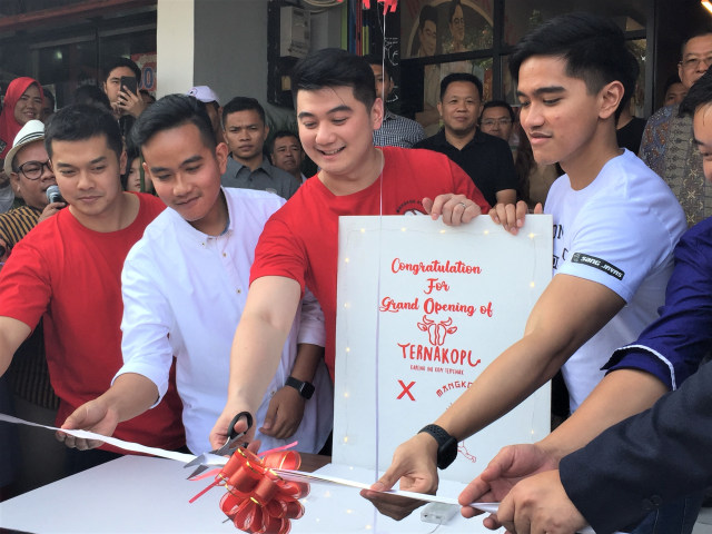 (KI-KA) Randy, Gibran, Arnold, dan Kaesang di pembukaan Mangkok Ku Foto: Azalia Amadea/Kumparan
